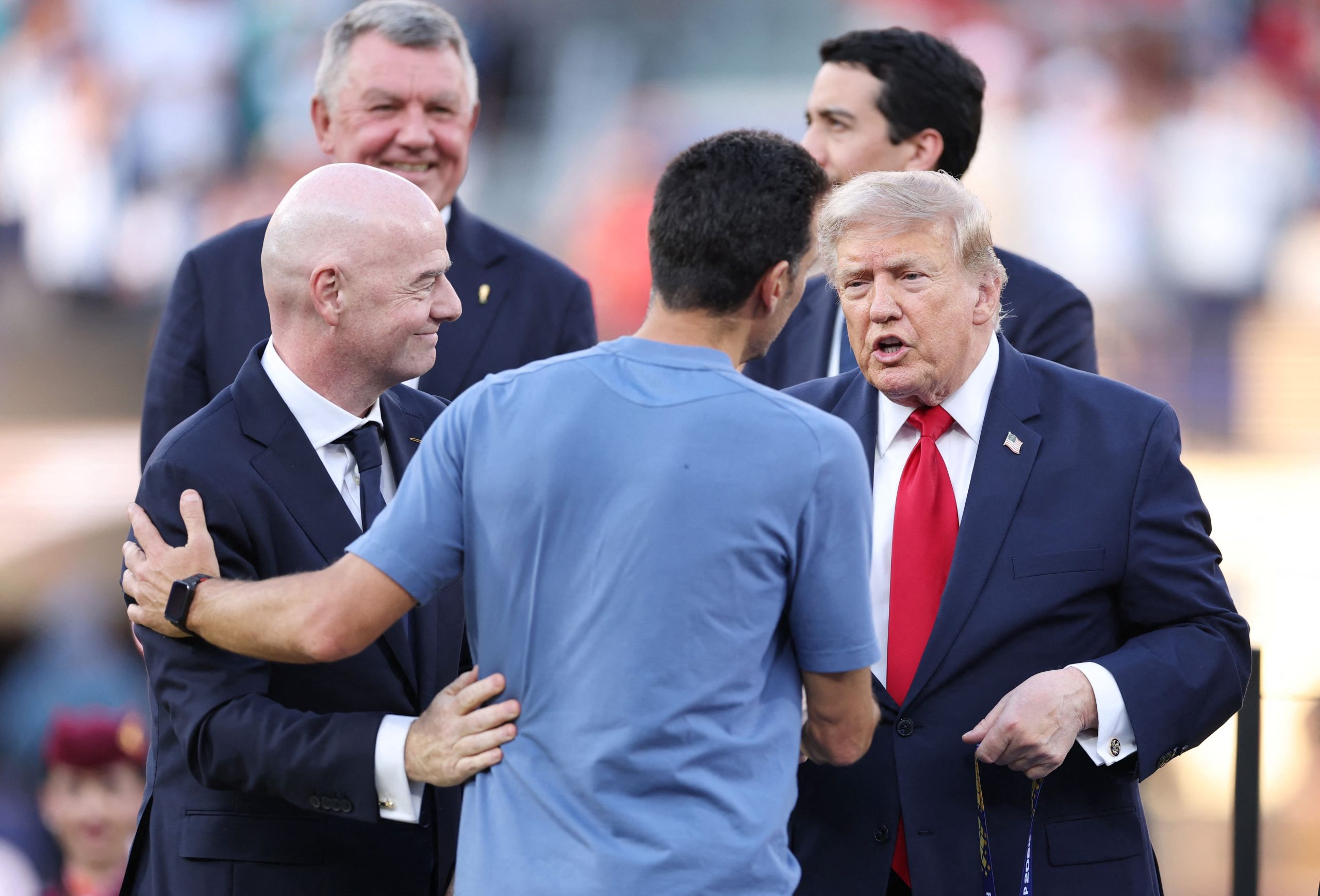 Lionel Scaloni es saludado por el Presidente de la FIFA Gianni Infantino y recibe la medalla de subcampeón de parte de Donald Trump (Photo by Justin Setterfield / GETTY IMAGES NORTH AMERICA / Getty Images via AFP)