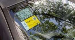 El truco para eliminar los stickers de la VTV vencidos de tu auto