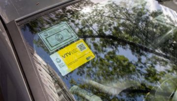 El truco para eliminar los stickers de la VTV vencidos de tu auto