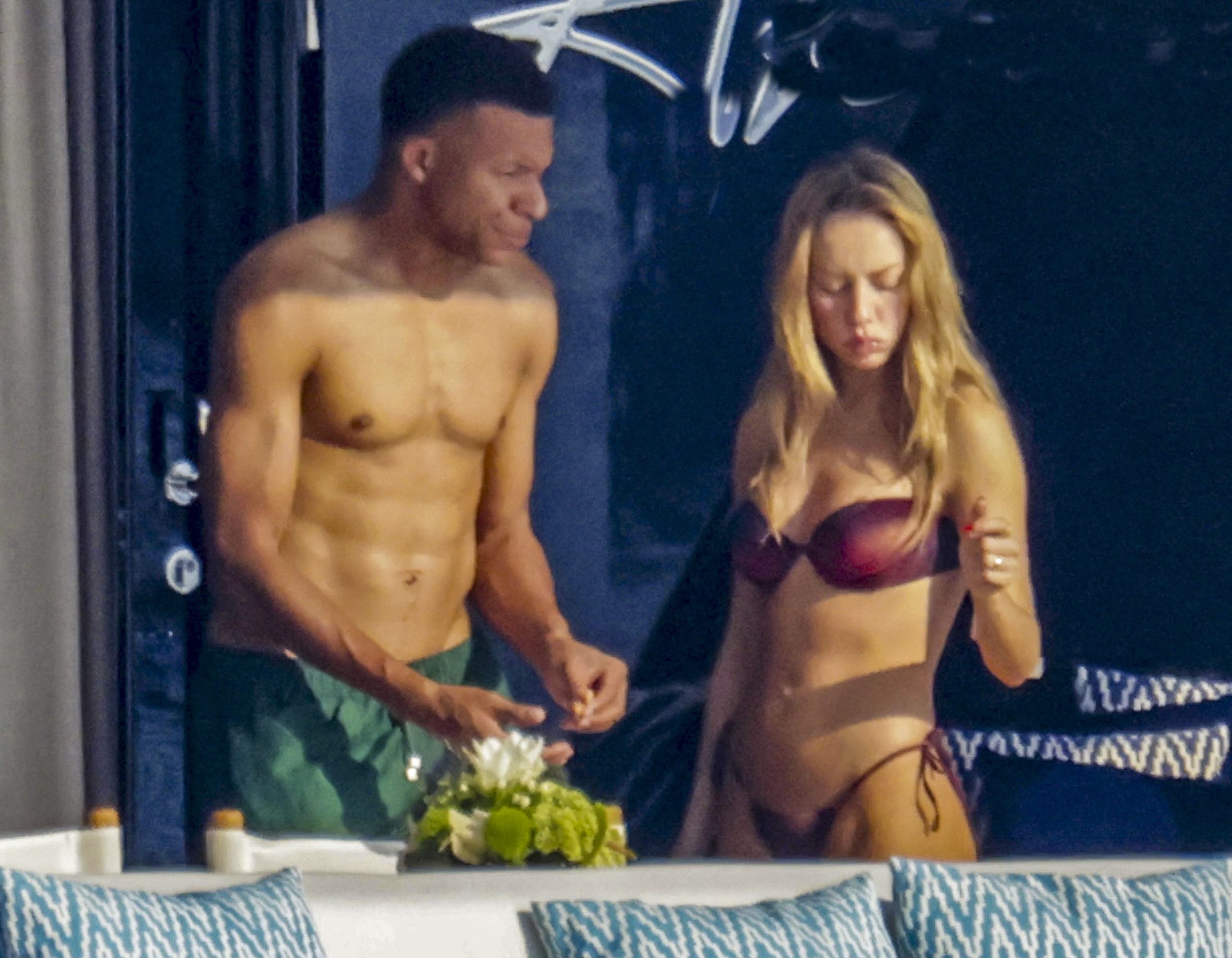 Tras el campeonato del mundo, el jugador francés vive su romance con la actriz en el verano europeo. En una jornada de descanso en la costa italiana, la pareja disfrutó de momentos de tranquilidad y complicidad