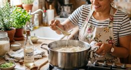 Para qué sirve agregar una cucharada de vinagre al cocinar el arroz y por qué lo recomiendan los chefs japoneses