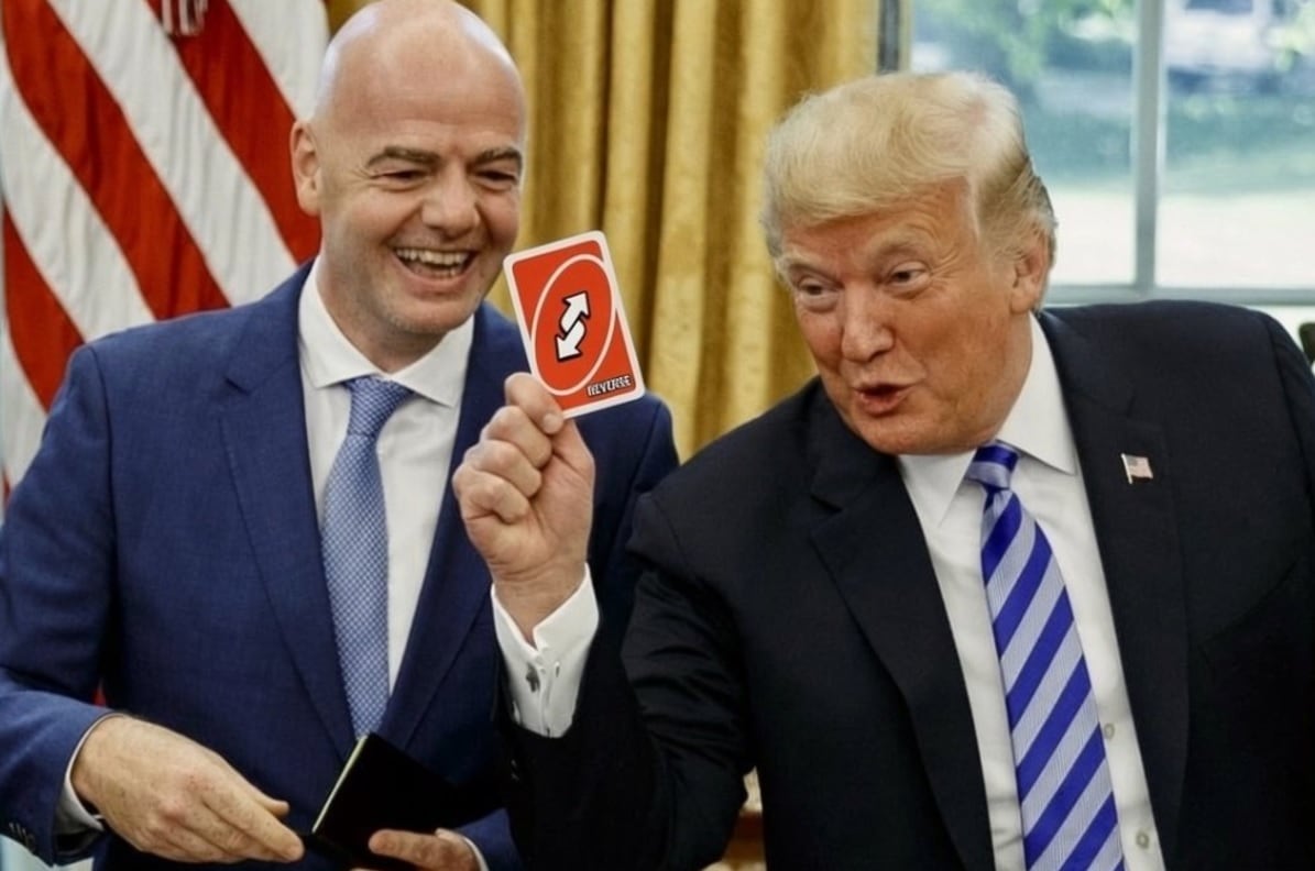 Gianni Infantino en la Casa Blanca junto a Donald Trump, que sostiene una carta carta de reversa en sus manos