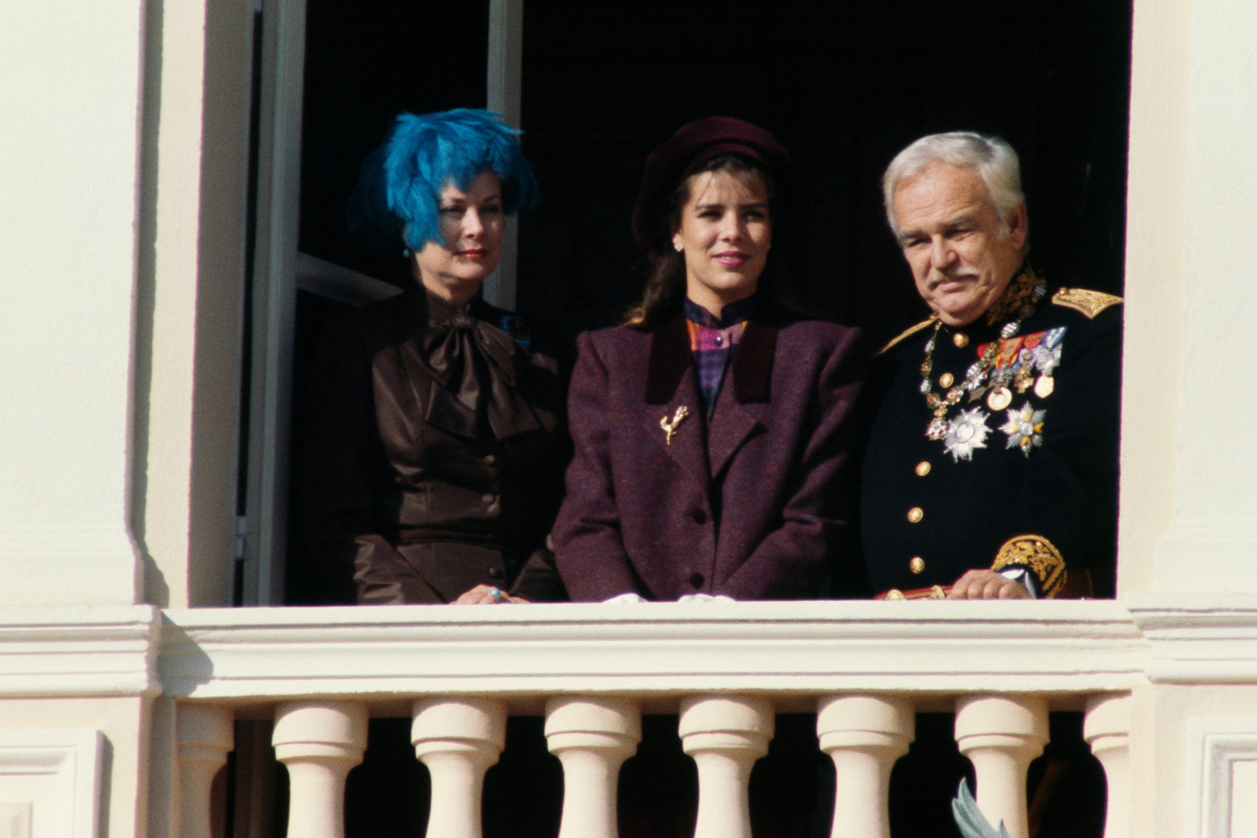 La princesa Grace Kelly junto a su hija, Carolina y Raniero III con un conjunto satinado en tono marrón, en 1980