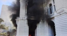 Ataque a la Municipalidad de La Plata: el video de cómo entran al edificio y lo prenden fuego