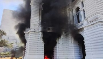 Ataque a la Municipalidad de La Plata: el video de cómo entran al edificio y lo prenden fuego