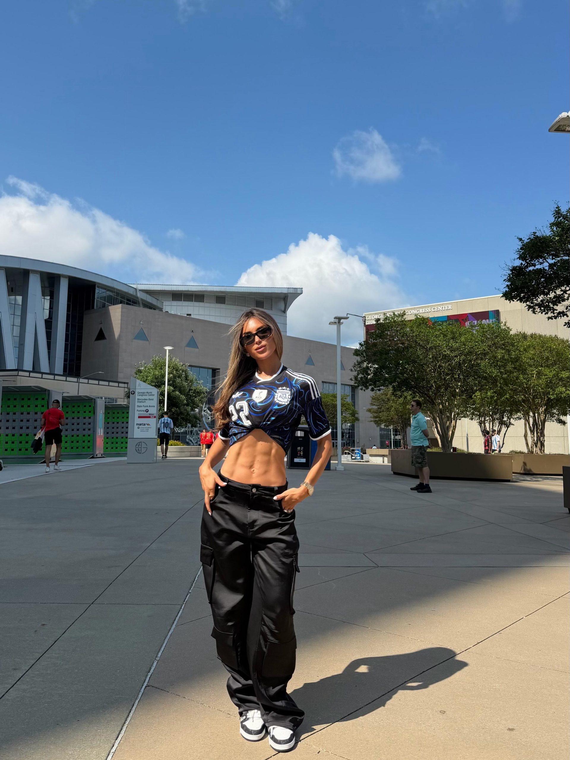 Agustina Gandolfo con un look streetwear con la camiseta Alternativa Foto: @agus.gandolfo