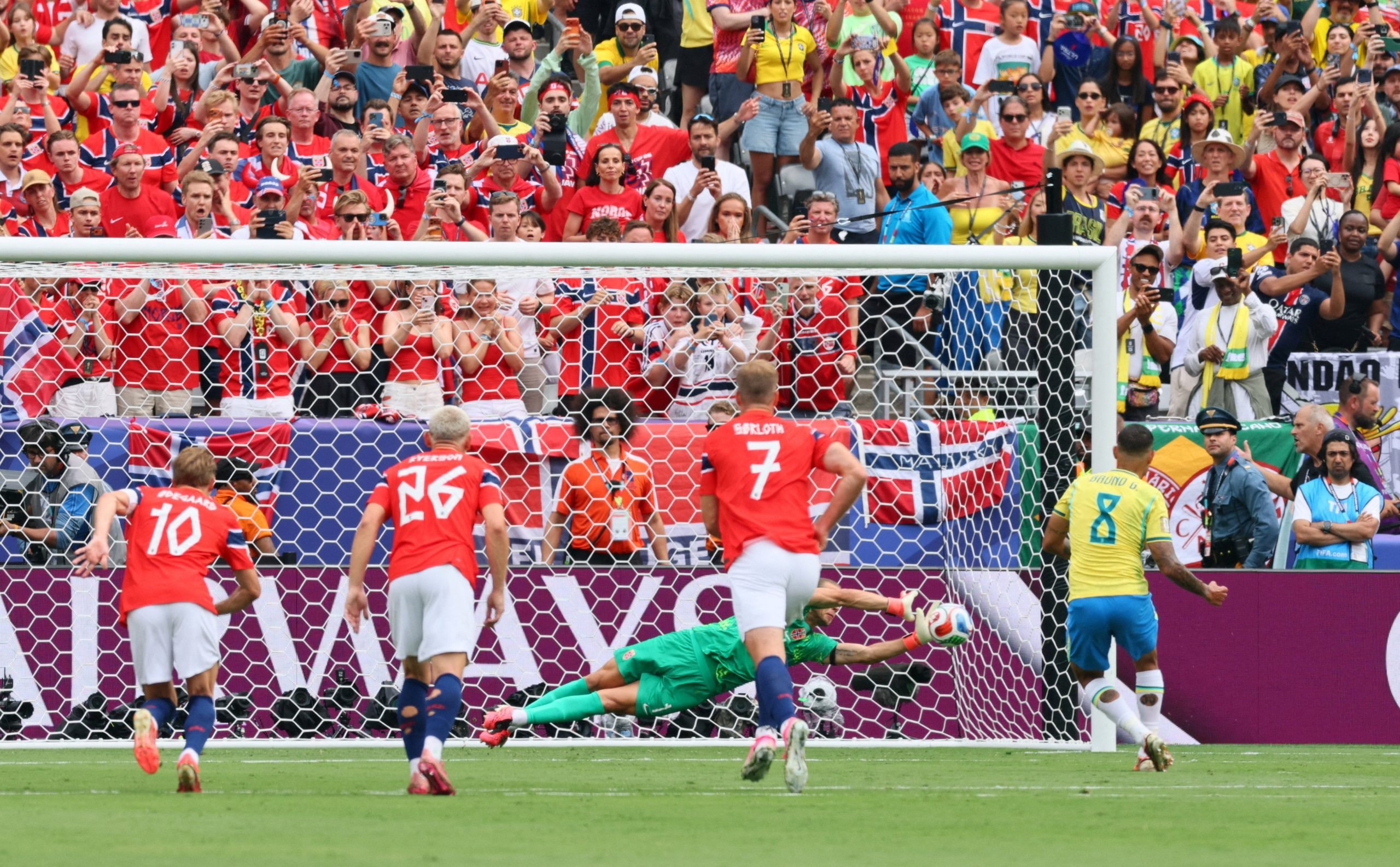 Orjan Nyland le contuvo el penal a Bruno Guimaraes en la victoria de Noruega sobre la selección de Brasil. (Foto: Reuters/Caean Couto)
