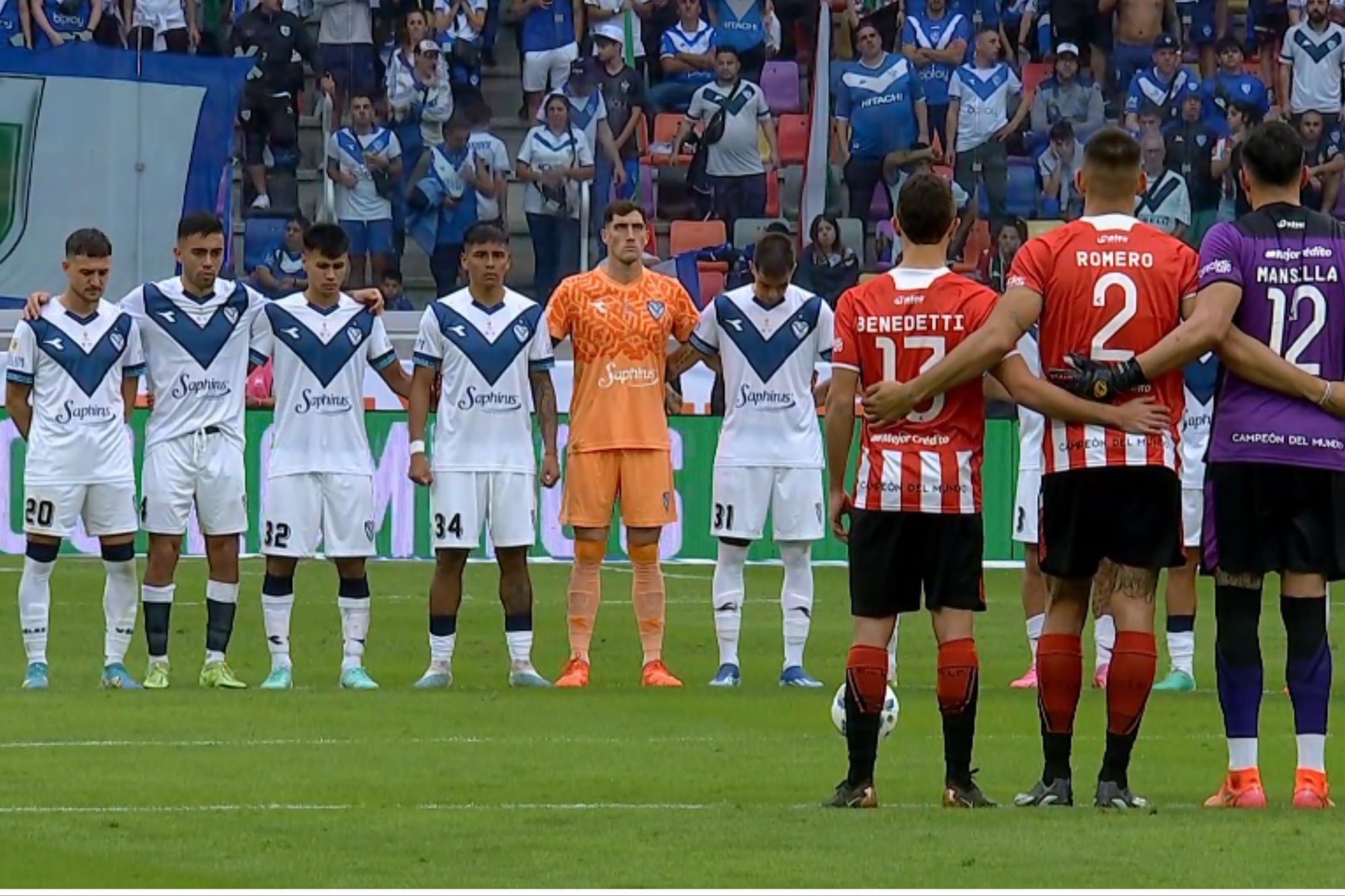 El minuto de silencio en el entretiempo entre Vélez y Estudiantes al enterarse de la muerte de Menotti