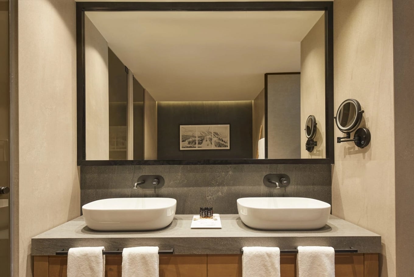 El baño privado de la suite está equipado con ducha de hidromasaje, doble lavabo y y revestimientos en tonos neutros