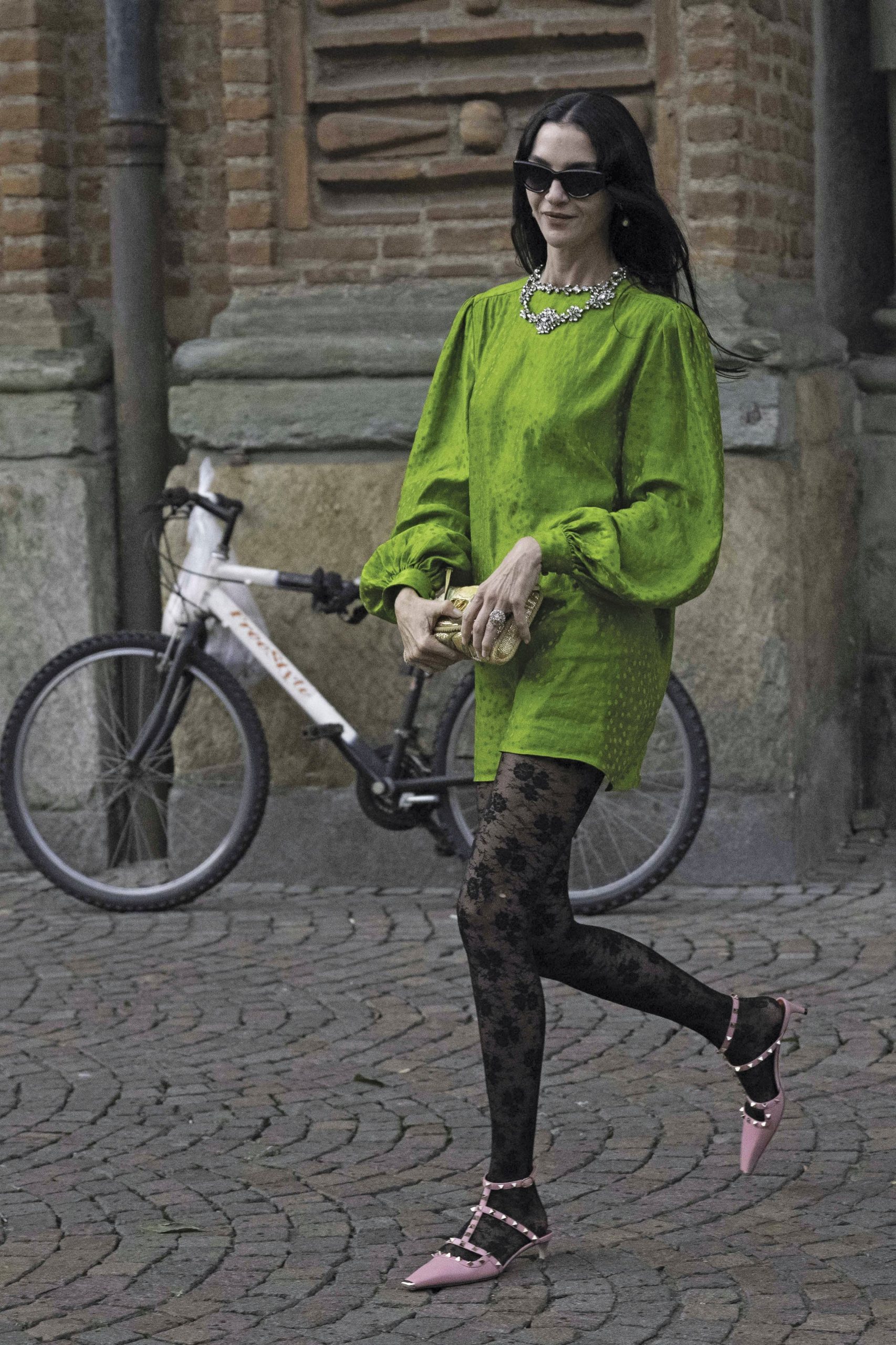 Fiel a su estilo vanguardista, Mariacarla Boscono captó todas las miradas con un minivestido de Valentino diseñado por Alessandro Michele, medias de encaje y zapatos Valentino rosa chicle