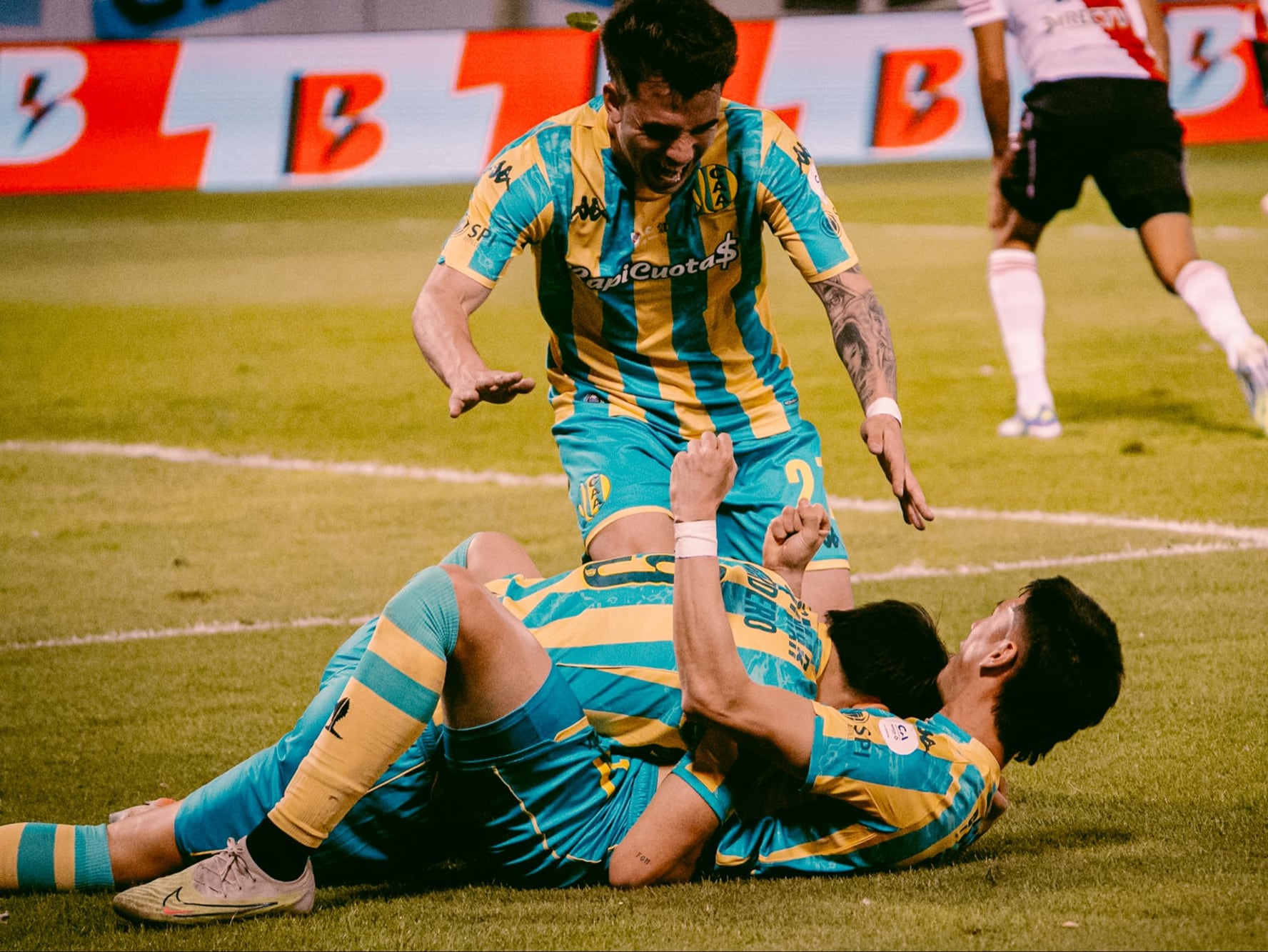 El festejo de los jugadores de Aldosivi tras el segundo gol