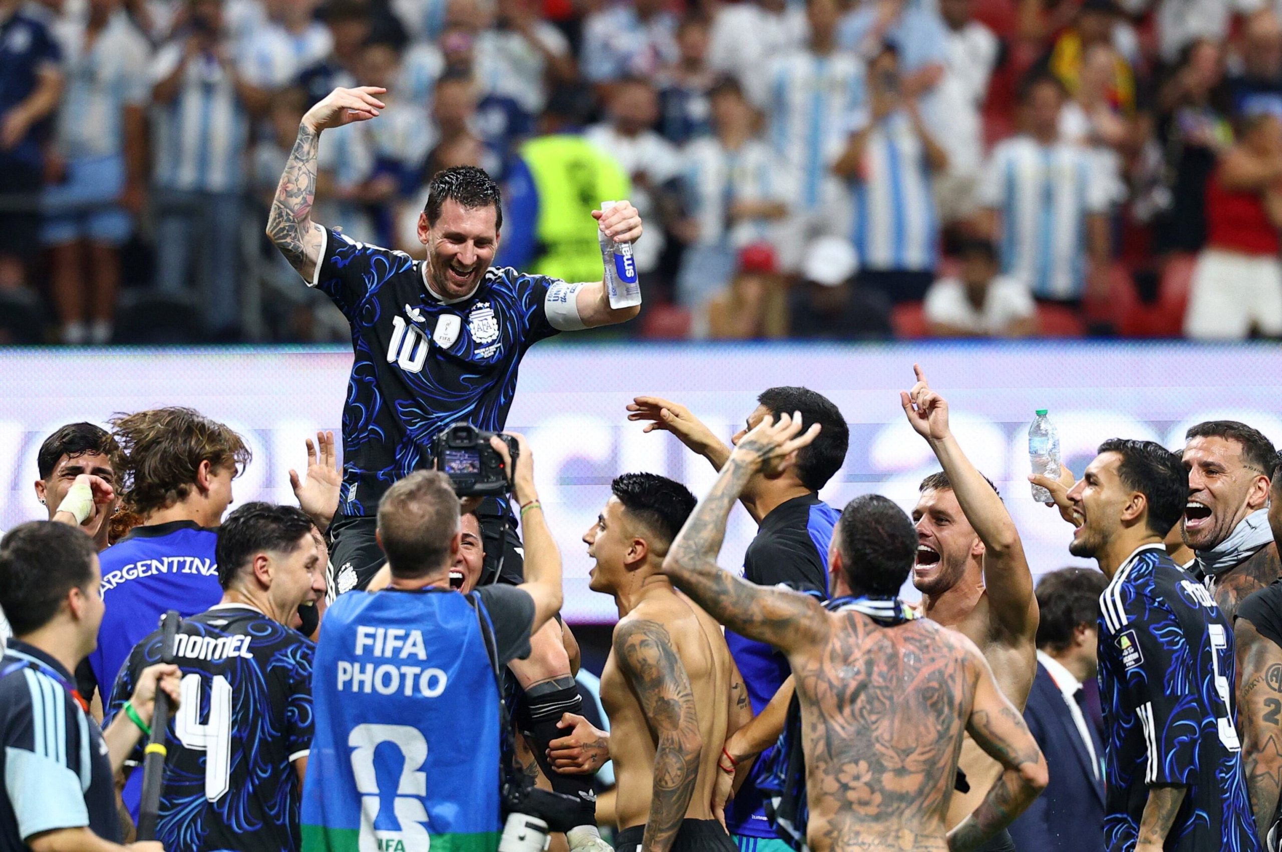 Lionel Messi fue levantado en andas por sus compañeros de la Selección argentina tras vencer a Inglaterra. (Foto: Reuters).