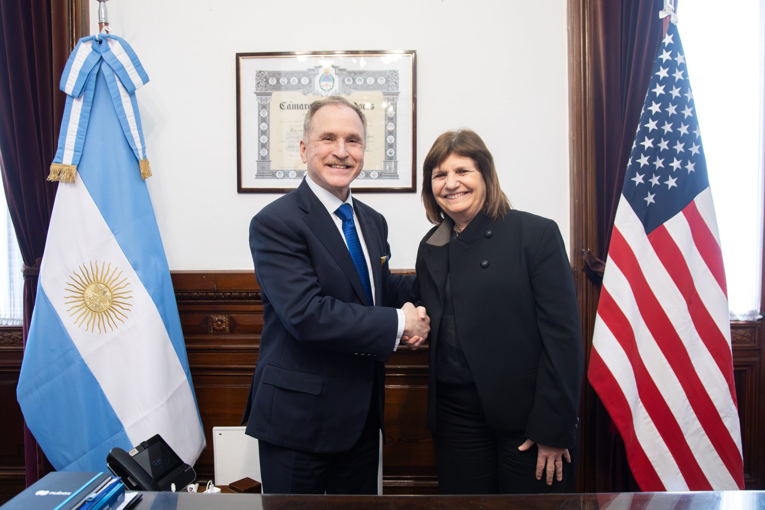 La senadora libertaria Patricia Bullrich y el embajador de Estados Unidos, Peter Lamelas. (Foto: X @PatoBullrich)