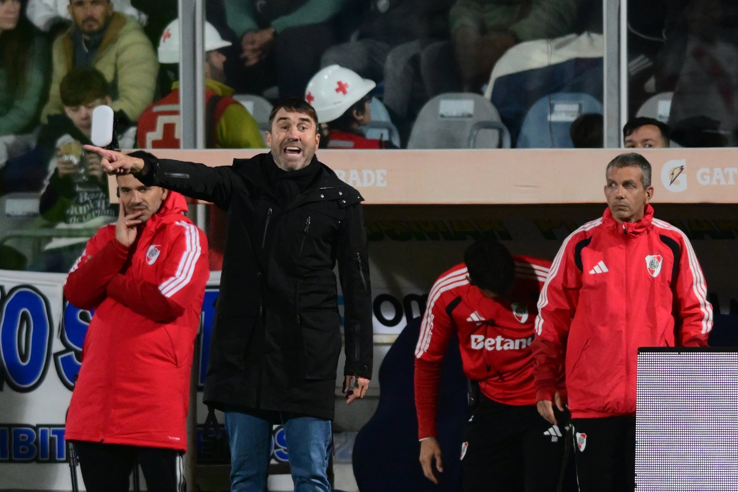 Luego de cumplir una fecha de suspensión, Coudet volvió a estar al pie del campo de juego para dar indicaciones