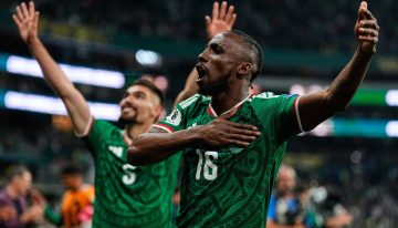 La agresión que sufrió un grupo de periodistas a manos de hinchas mexicanos tras el partido en el Azteca
