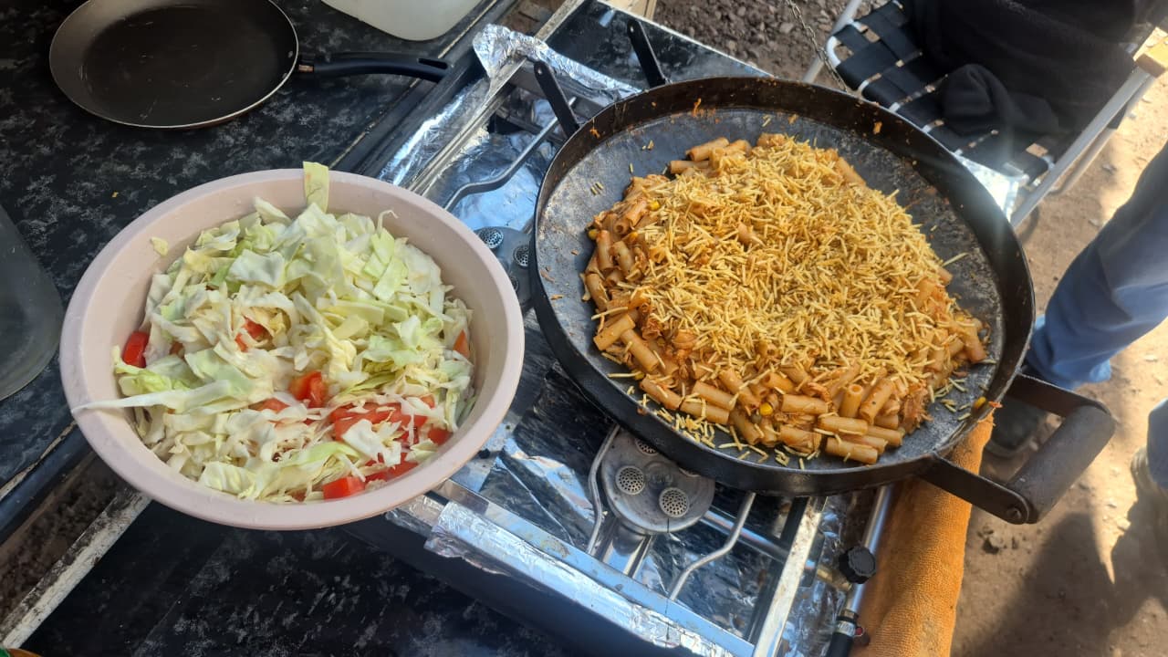 Algunos de los platos que preparan en anafes y parrillas improvisadas. (Fotos: gentileza: Lucilene Vanessa Soares)