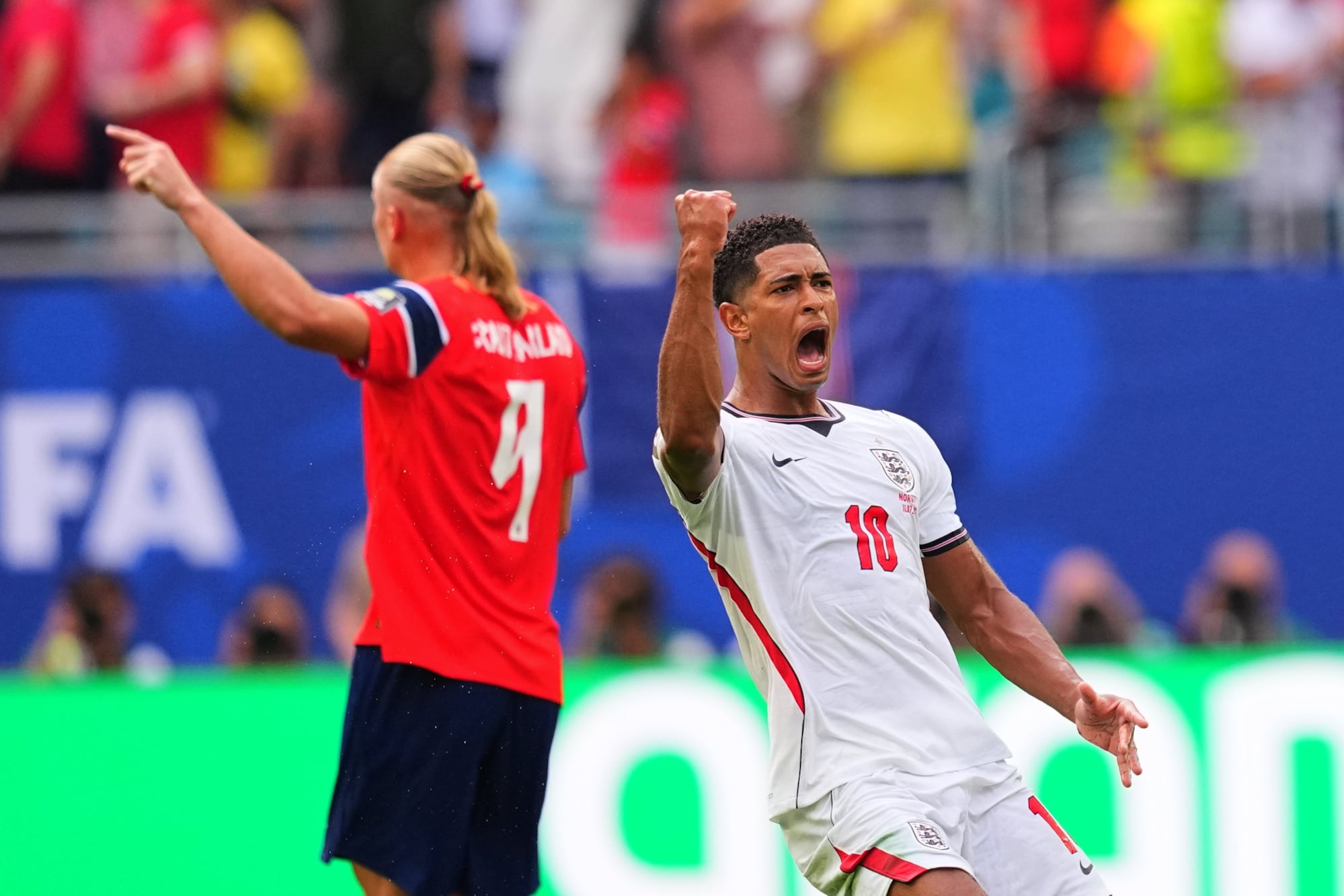 Jude Bellingham, la gran figura de la tarde, autor de dos goles de Inglaterra, festeja seguir en el Mundial (AP Photo/Julio Cortez)