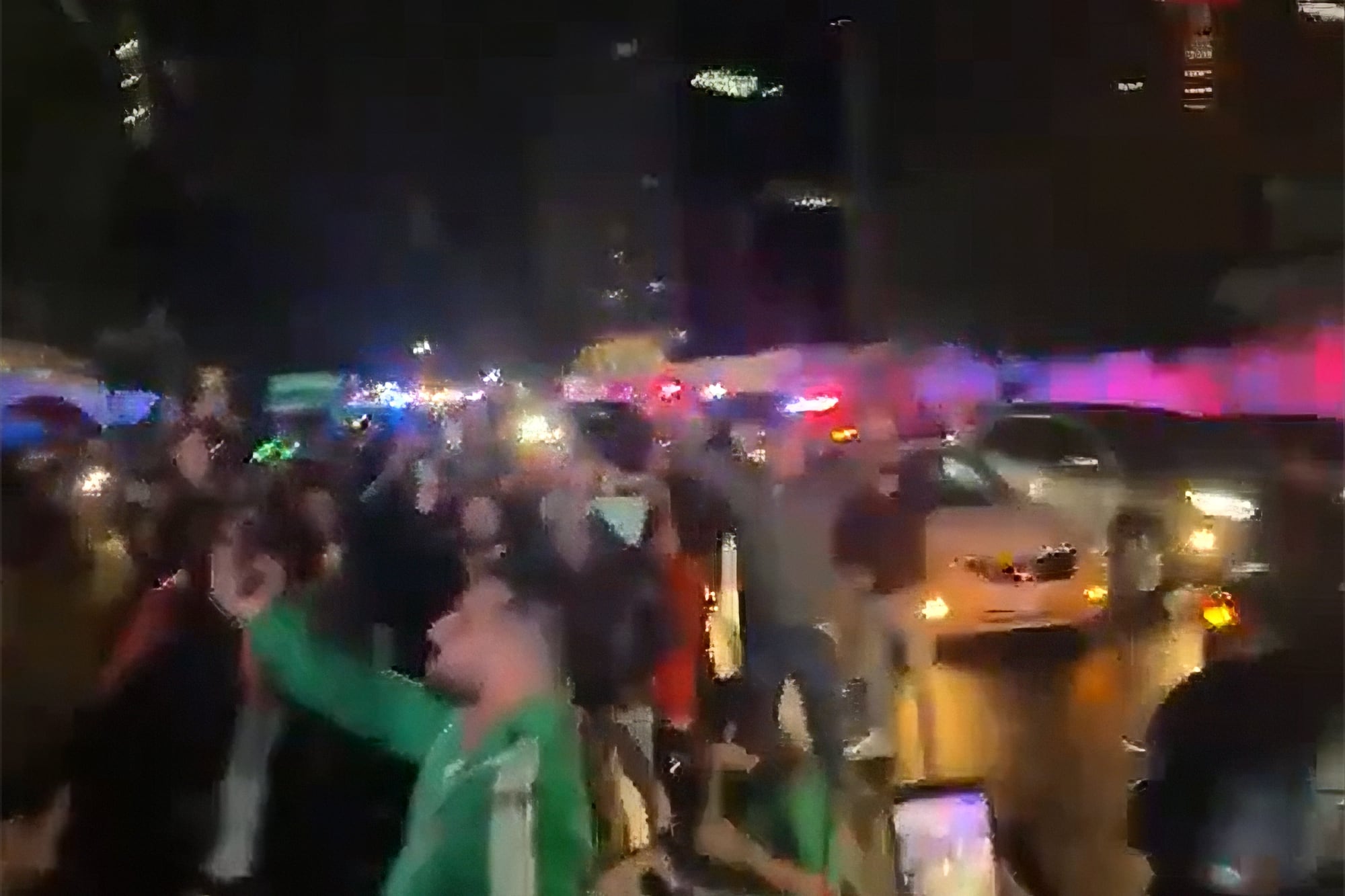 El público mexicano en la puerta del hotel donde se alojó la selección de Ecuador, haciendo ruido con bocinazos, batucadas y fuegos artificiales