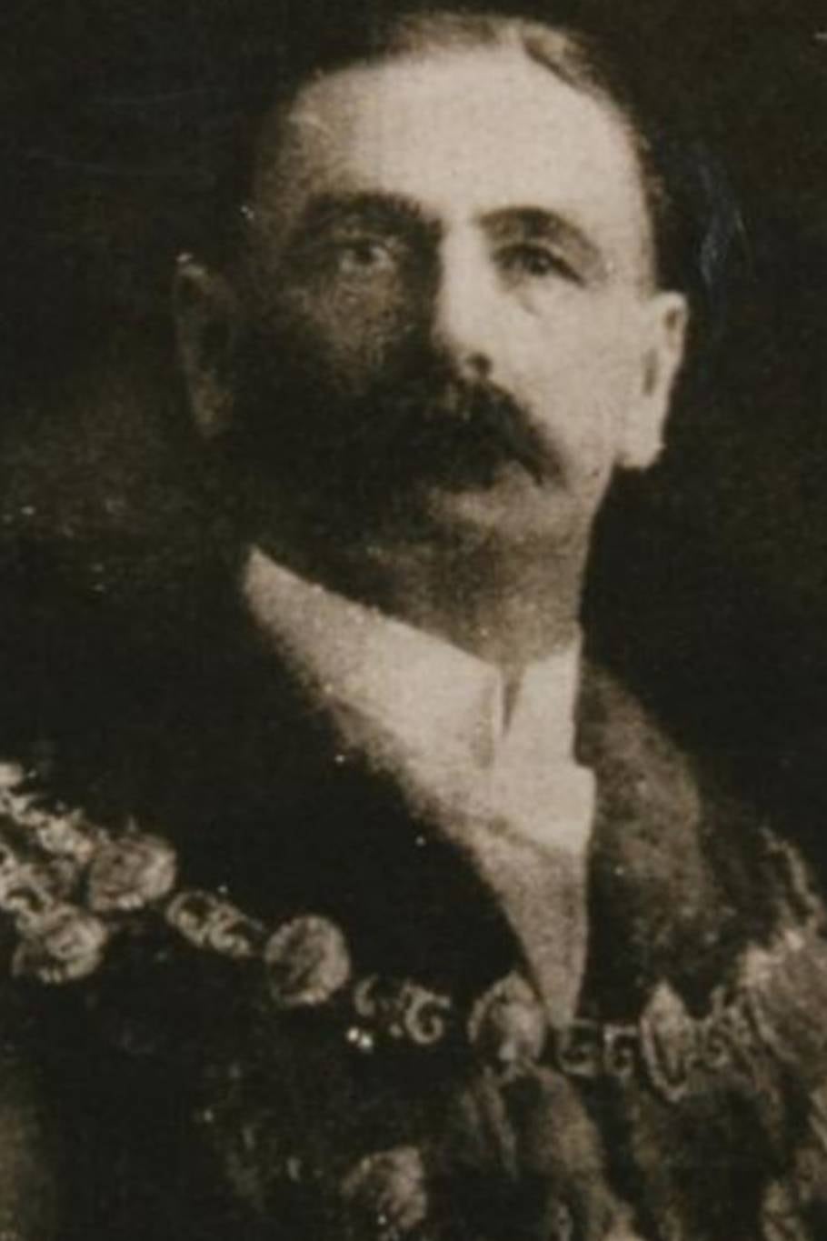 Sir Harry Hands, alcalde de Ciudad del Cabo que, en 1918 inauguró en toda su ciudad la ceremonia de guardar tres minutos de silencio por los caídos en la Primera Guerra Mundial
