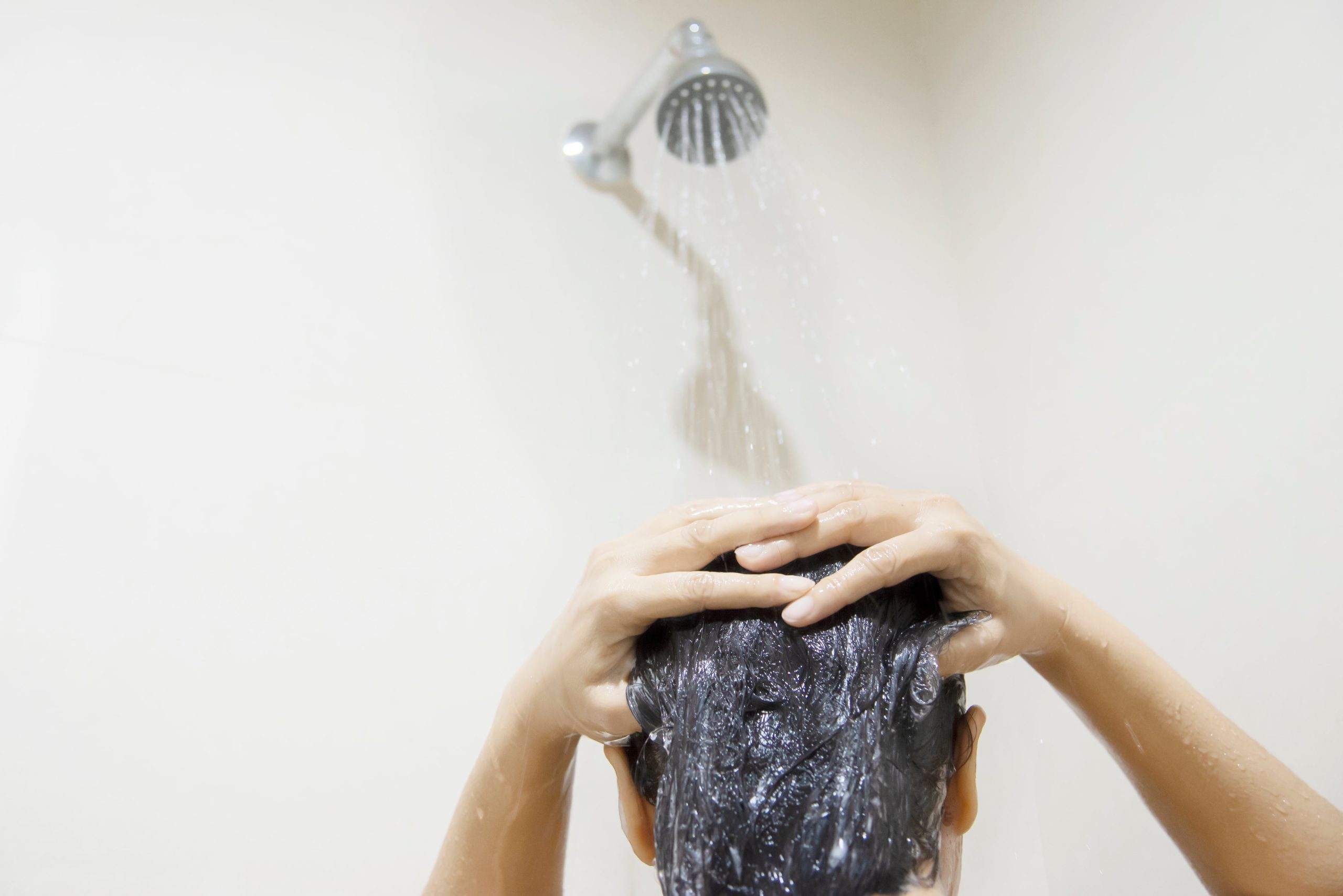 Cada cuánto lavar el cabello. (Foto: Freepik).