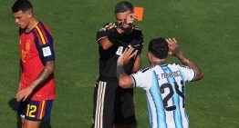 El árbitro de la final entre Argentina y España rompió el silencio tras su repentino retiro y dio detalles de su charla con Messi