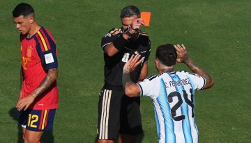El árbitro de la final entre Argentina y España rompió el silencio tras su repentino retiro y dio detalles de su charla con Messi