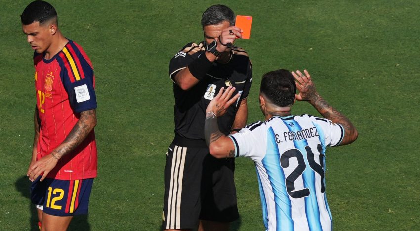 El árbitro de la final entre Argentina y España rompió el silencio tras su repentino retiro y dio detalles de su charla con Messi