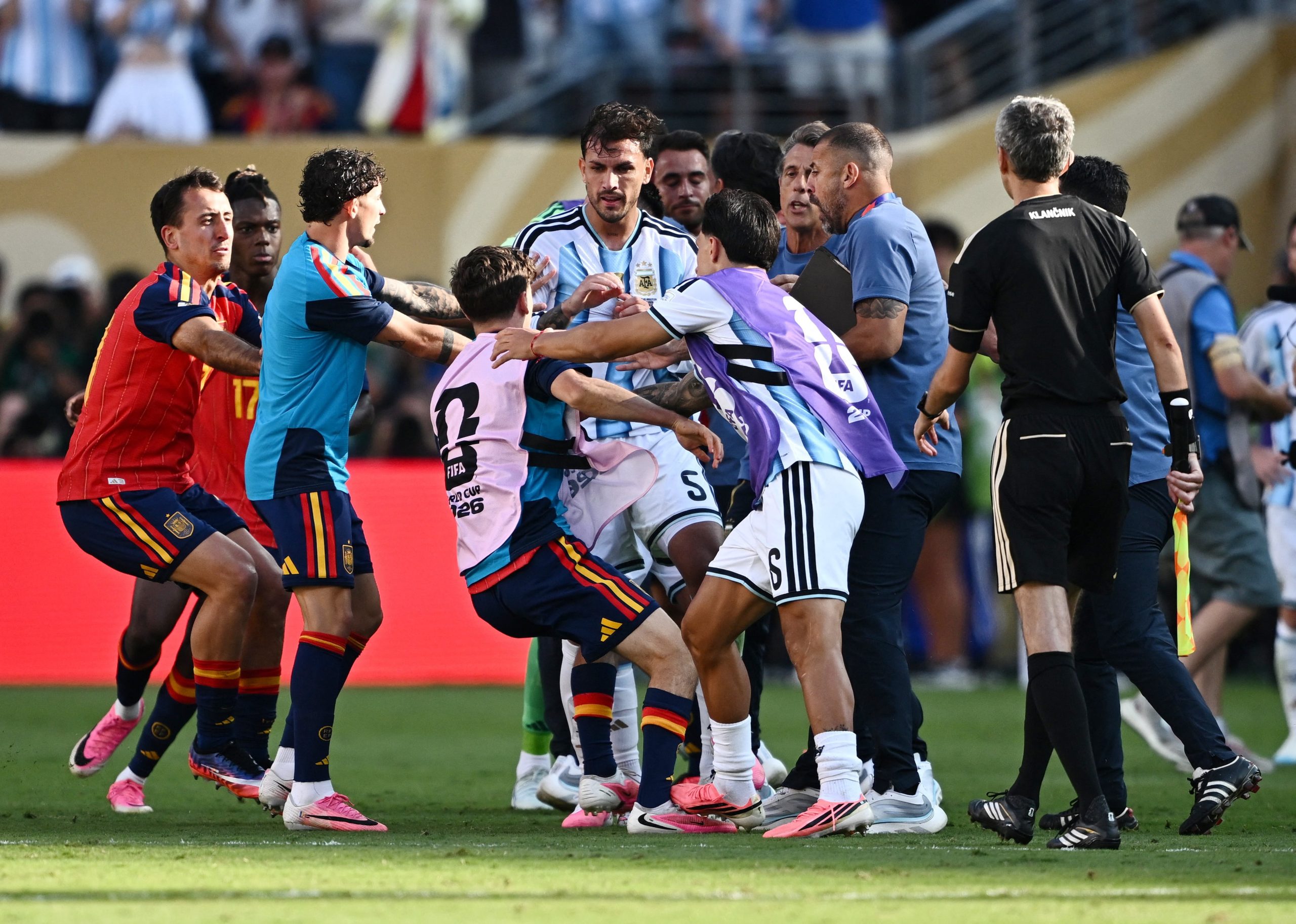 El volante fue expulsado tras el partido ante España. (Foto: REUTERS/Dylan Martinez)