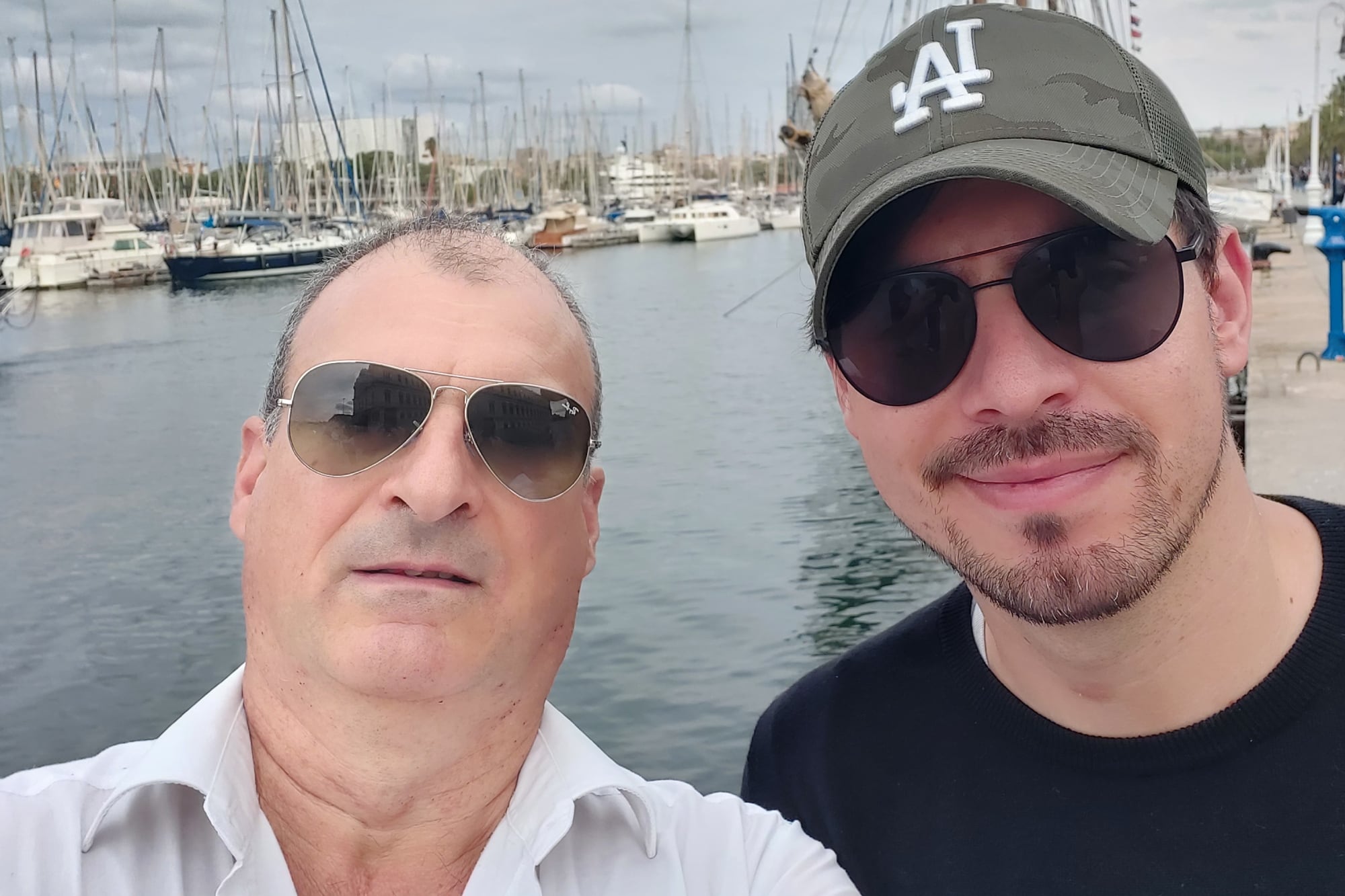 Gustavo junto a su hijo, en la actualidad.