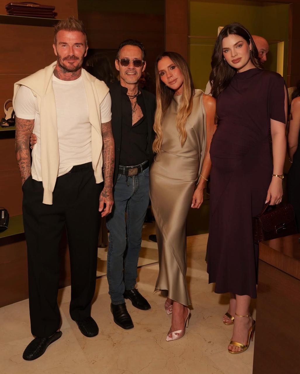 Los Beckham con Marc Antony y su mujer. (Foto: @victoriabeckham)