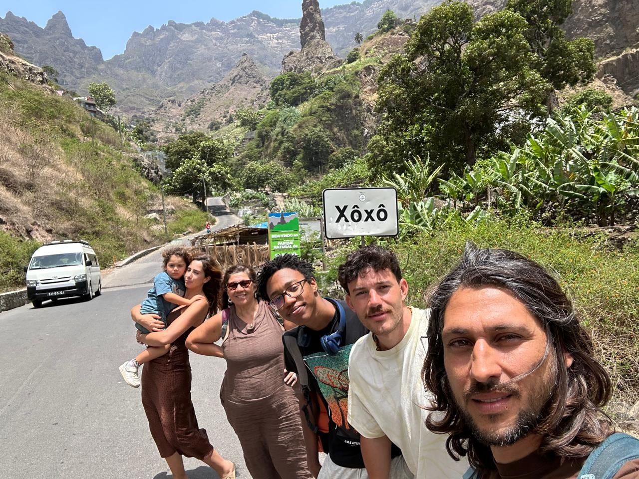 Familia reunida en Santo Antao con los tres hijos, Eneas, Caetano y Mohamed, el nieto Germán y la nuera Beatriz