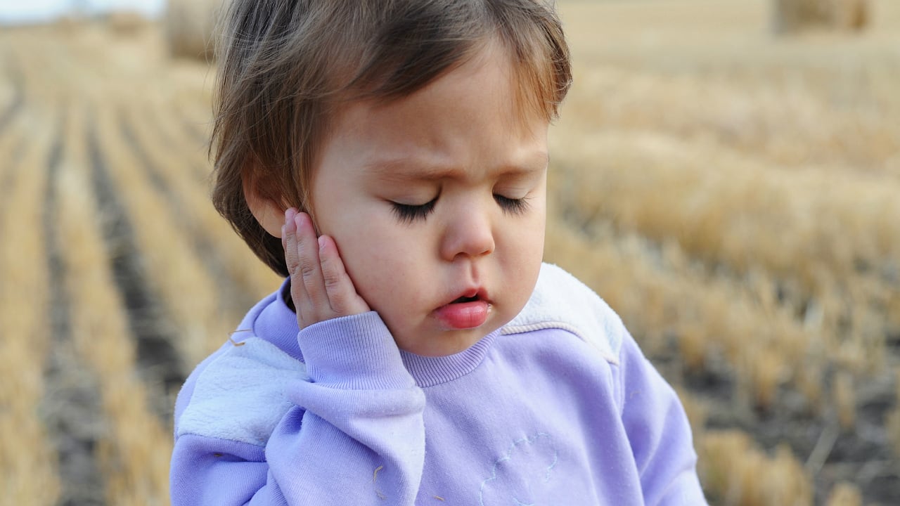 En invierno aumenta el riesgo de que los niños padezcan una otitis.