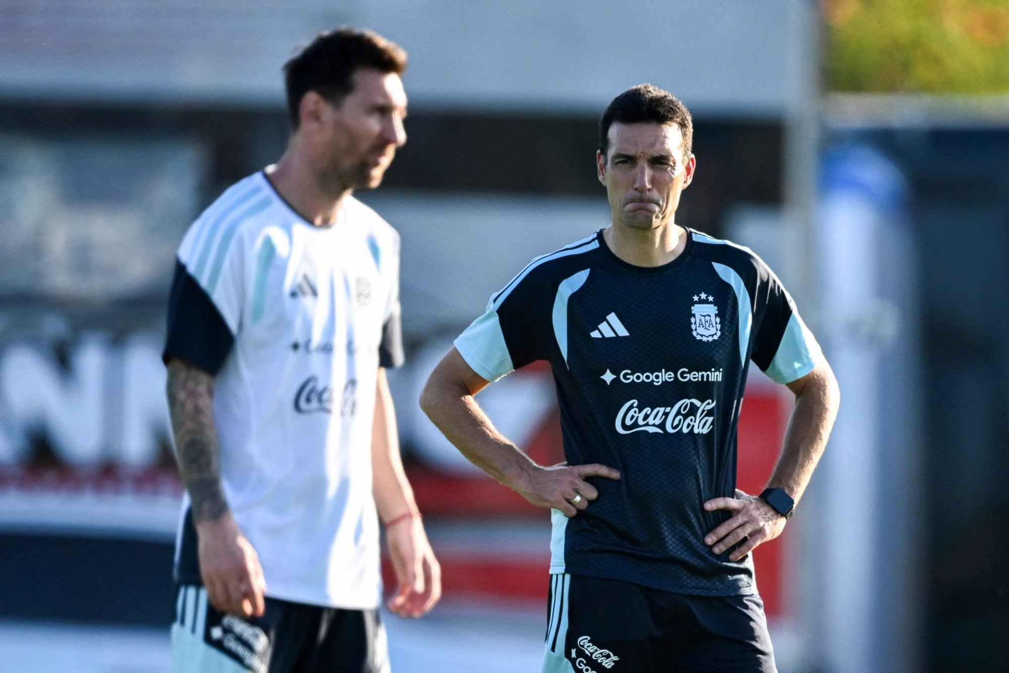 Lionel Scaloni observa a Lionel Messi durante una práctica de la selección argentina