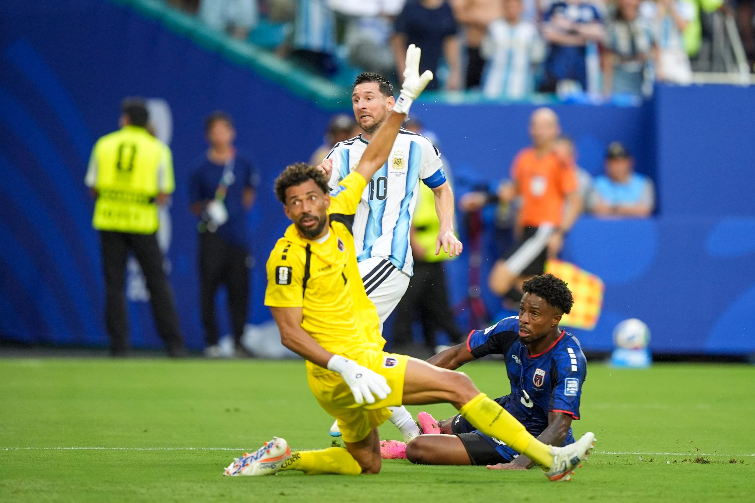 Messi definió de zurda y el estadio explotó