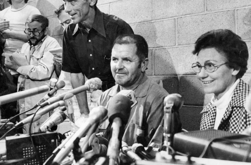 Edward Ray, conductor del micro escolar, conversa con la prensa después del secuestro, en 1976. Skip Shuman/Sacramento Bee/Tribune News Service/Getty Images