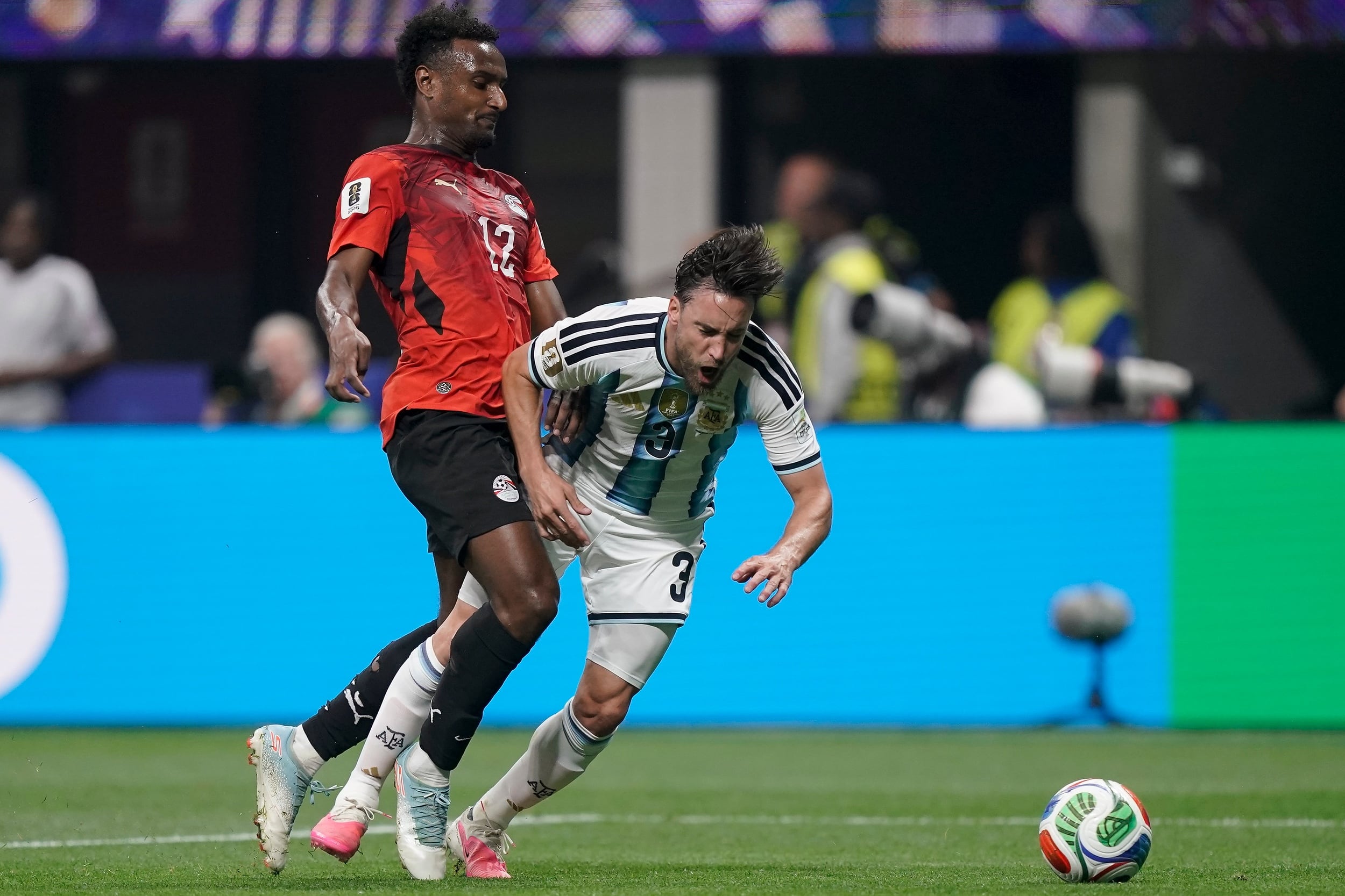 Haissem Hassan derriba a Nicolás Tagliafico dentro del área y el árbitro francés François Letexier sancionó penal; luego, Lionel Messi fallaría ante el arquero Mostafa Shobeir