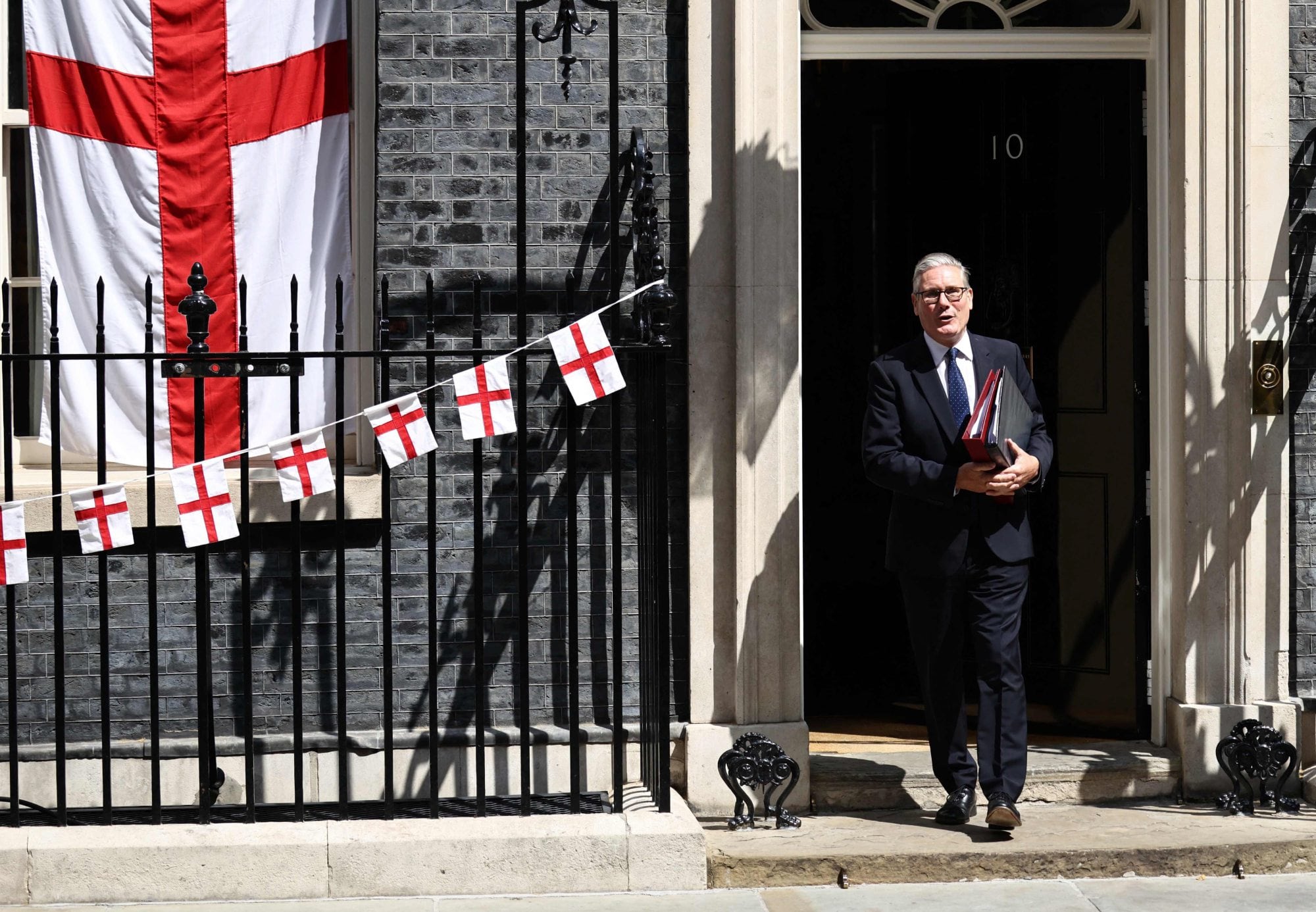 El primer ministro británico, Keir Starmer, sale del 10 de Downing Street en el centro de Londres el 15 de julio de 2026 para participar en su última sesión de 'Preguntas al Primer Ministro' (PMQs) 
