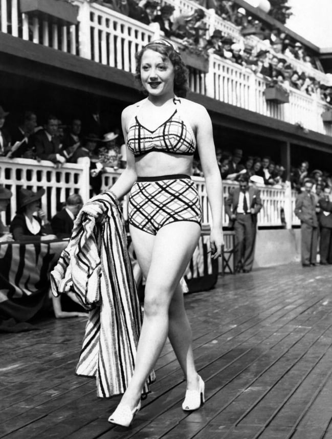 Antes del bikini ya existían trajes de baño de dos piezas, pero eran más recatados: corpiño y bombacha alta, a veces casi como un short. Podían dejar ver una parte del abdomen, pero no el ombligo. Esa fue la frontera que rompió el diseño de Réard. (Keystone-France/Keystone-France—Getty Images)