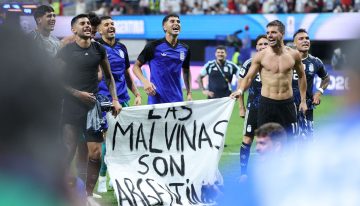 La FIFA anunció que investigará la bandera de Malvinas que desplegaron los jugadores de la selección argentina