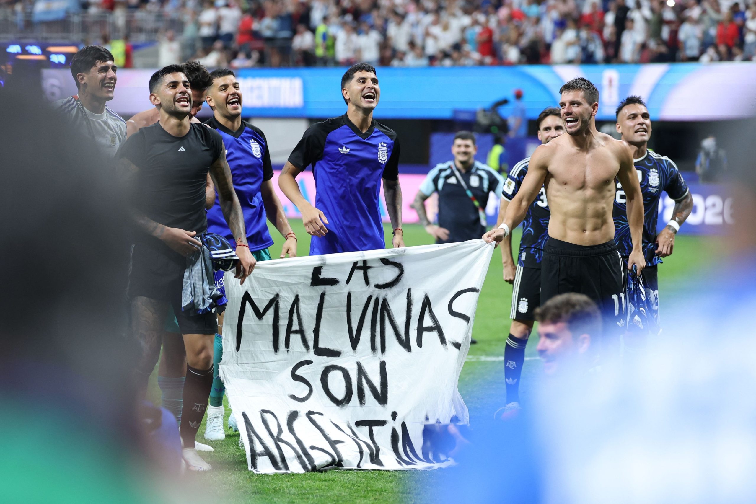 Los jugadores argentinos con la bandera de Malvinas