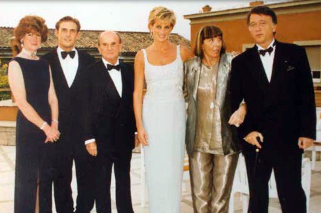 De izquierda a derecha, la hermana de Diana de Gales, Sarah McCorquodale, el secretario privado de Diana, la princesa Diana de Gales, rodeada por el matrimonio italiano de Aldo Pinto y su mujer Mariucha