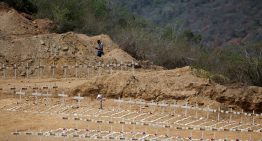 Tragedia en Venezuela: con una foto y un código especial, cientos de cuerpos sin identificar son sepultados en La Guaira
