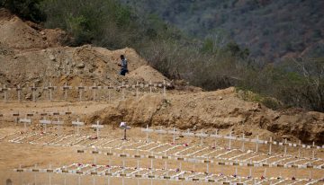 Tragedia en Venezuela: con una foto y un código especial, cientos de cuerpos sin identificar son sepultados en La Guaira