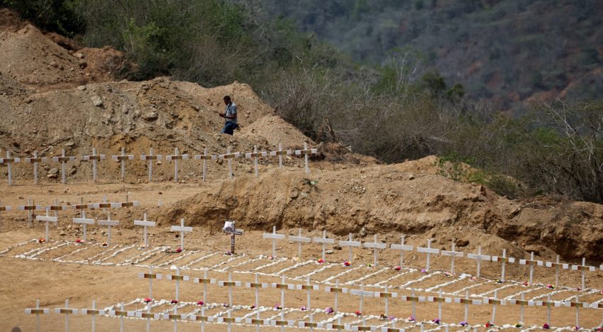 Tragedia en Venezuela: con una foto y un código especial, cientos de cuerpos sin identificar son sepultados en La Guaira