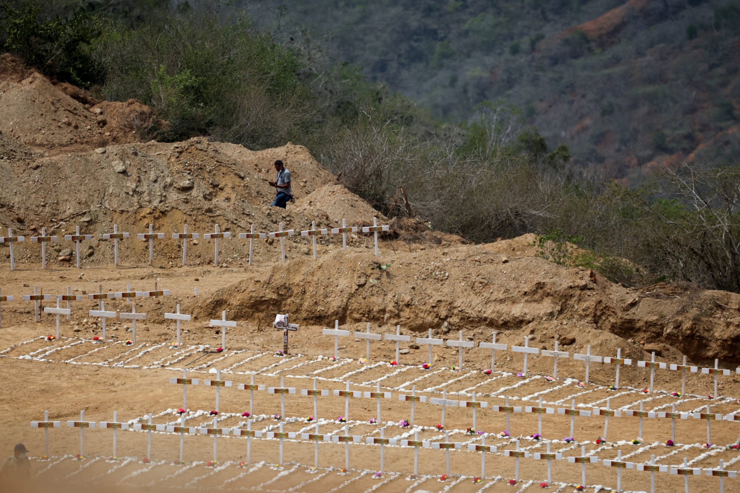 Víctimas sin identificar del doble terremoto están siendo sepultadas en el cementerio La Esperanza, en La Guaira (Foto: REUTERS/Adriano Machado)