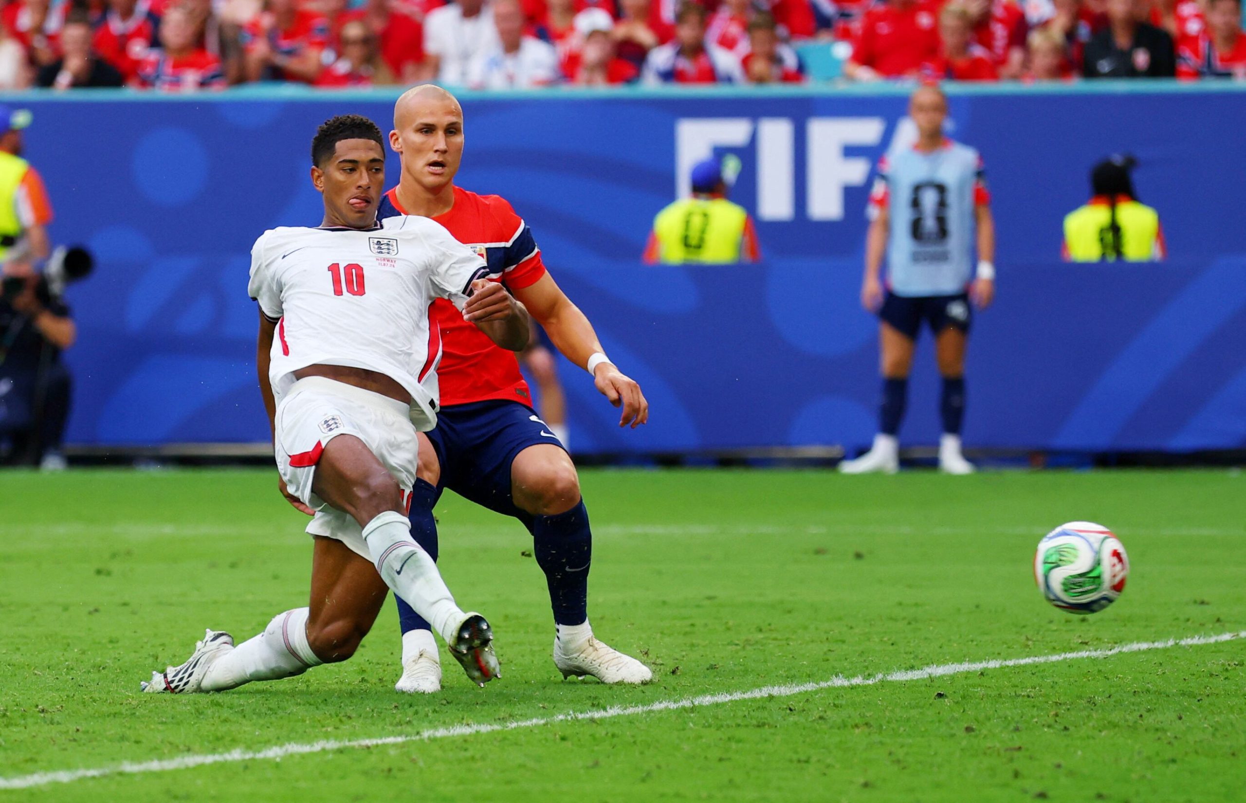 Jude Bellingham marca el segundo gol de Inglaterra, y segundo suyo, en cuartos de final del Mundial 2026 ante Noruega. REUTERS/Mike Segar