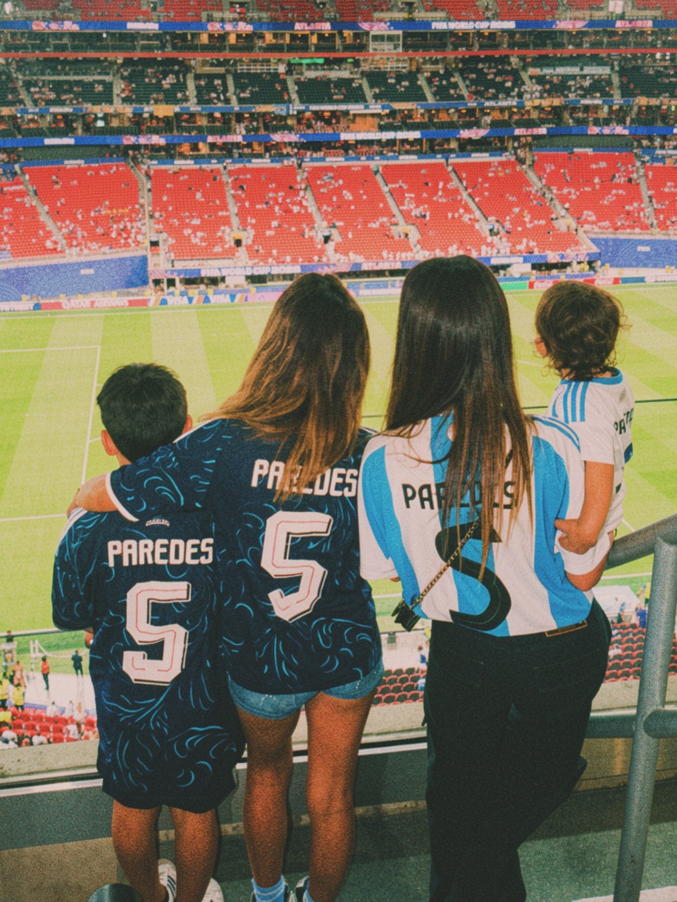 Camila Galante en Aliento a la Selección junto a sus hijos Foto: @ccamilagalantee