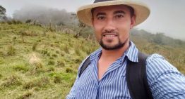 Pasaron 25 años creyendo que eran gemelos, hasta que una coincidencia reveló que habían crecido con el hermano equivocado