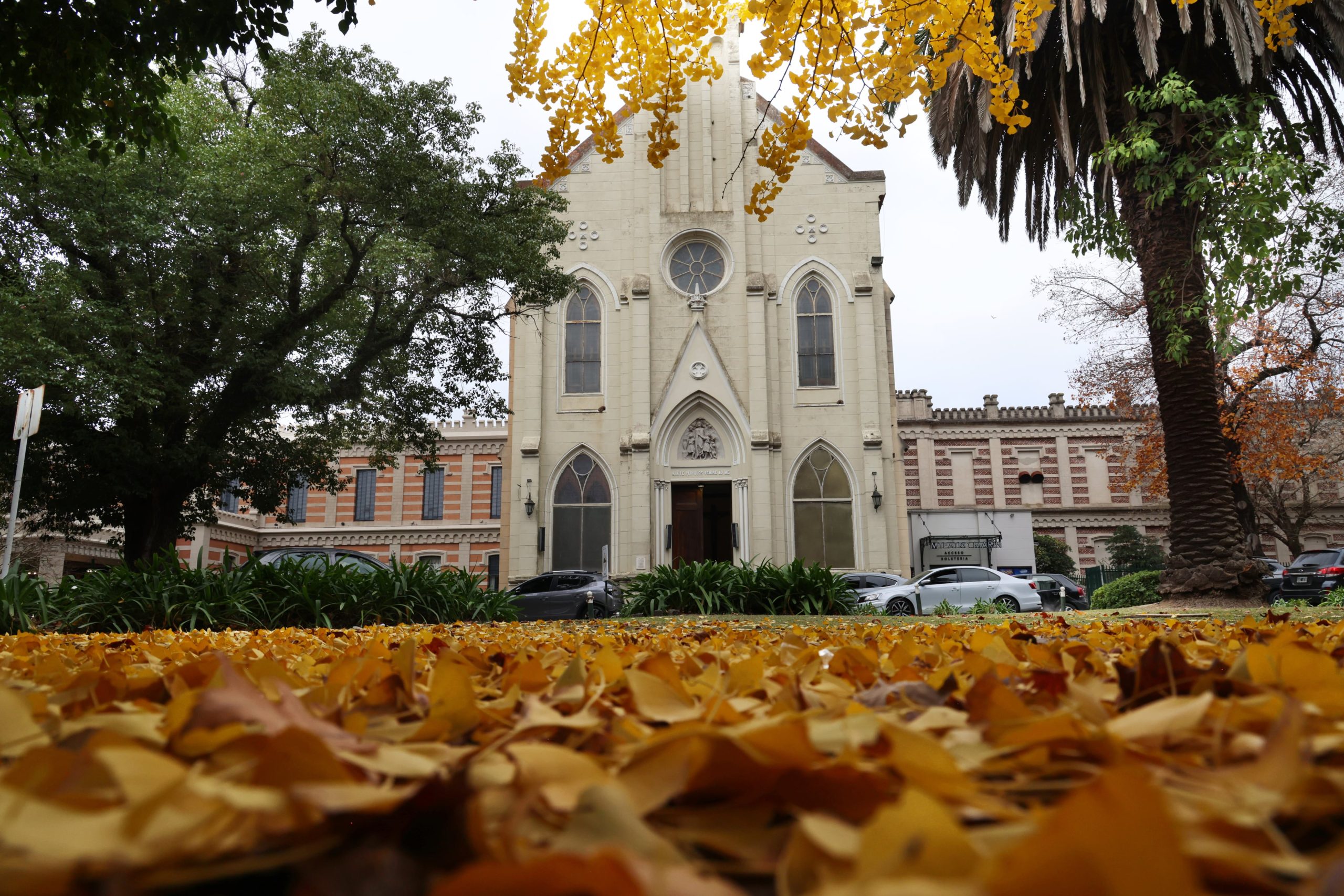 La capilla Nuestra Señora del Carmen ofrece oficios religiosos para la comunidad con misas diarias y celebraciones 