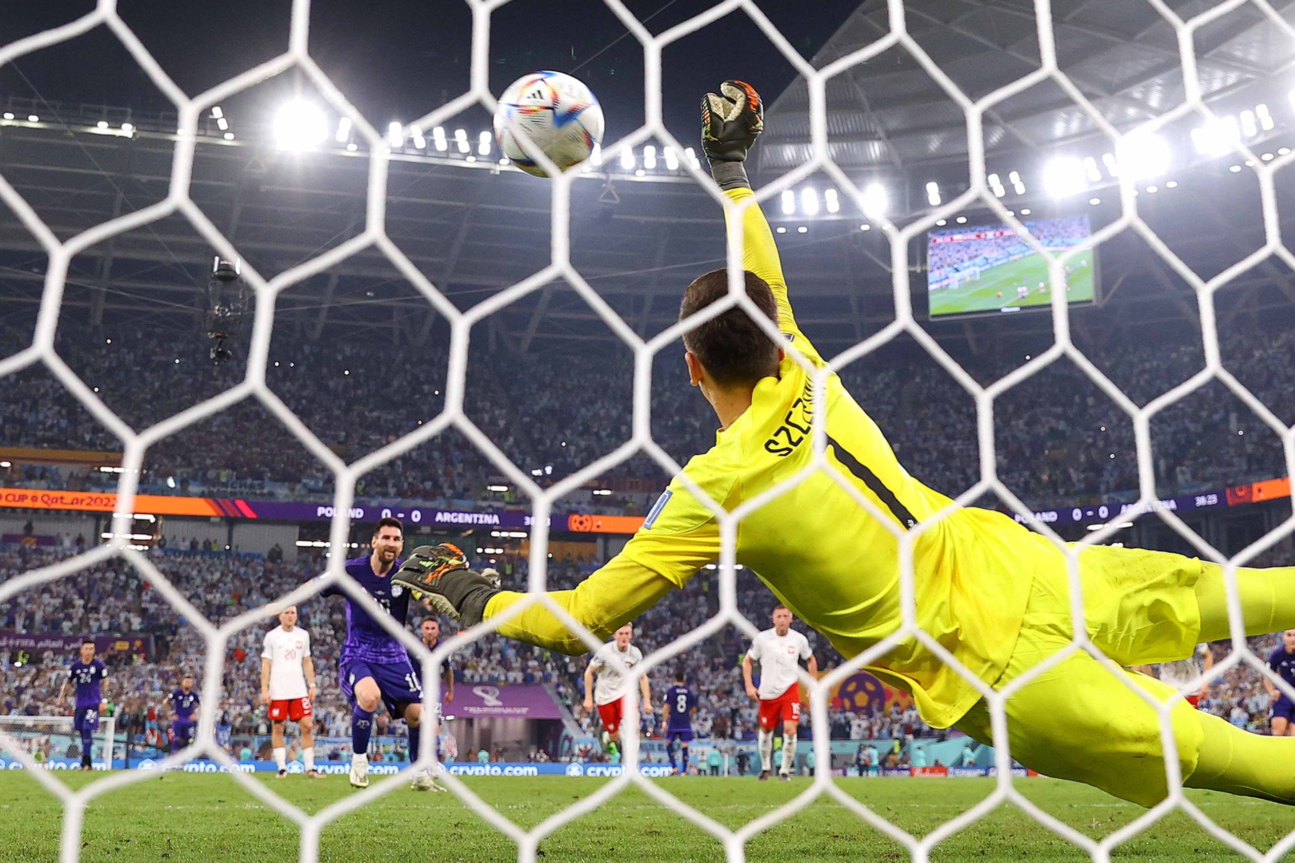 Lionel Messi remata el penal y el arquero polaco Wojciech Szczesny rechaza la pelota; Argentina falló tres de los últimos ocho penales que tuvo a favor en los mundiales
